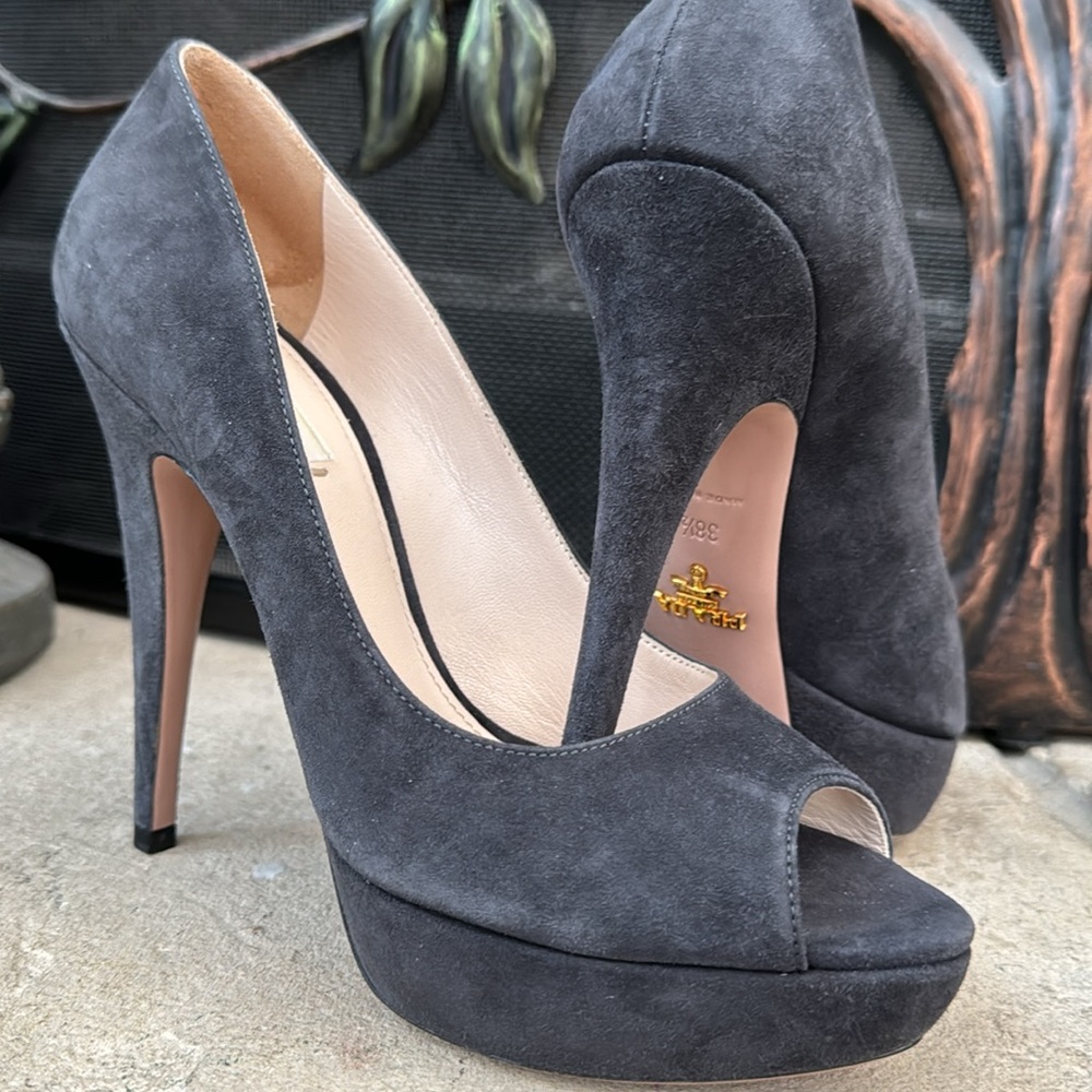 Gorgeous like new heels with dust bag and box sz 38.5 Prada